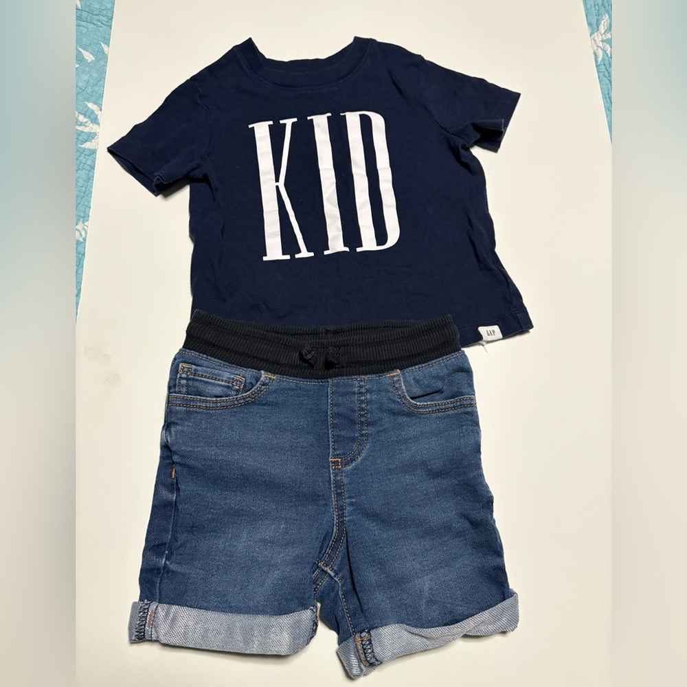 Gap cotton Kid tee in navy and Jumping bean Jean shorts 2t
